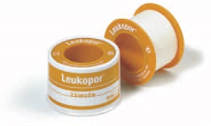 CEROTTO ADESIVO IPOALLERGENICO LEUKOPOR. SUPPORTO: TESSUTO NON TESSUTO BIANCO DI POLIESTERE E VISCOSA ADESIVO POLIACRILICO SENZA RESINE E GOMME NATURALI. 5X5CM MUTABILE - Parafarmacia Mostacciano