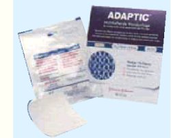 MEDICAZIONE NON ADERENTE STERILE APTIC MISURA 7,6X7,6CM 10 PEZZI 2012ZI - Parafarmacia Mostacciano