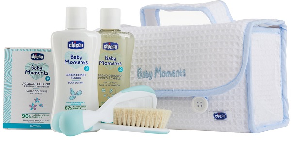 CHICCO BABY MOMENTS BEAUTY MANIGLIA AZZURRO BAGNO DELICATO CORPO-CAPELLI PELLI DELICATE 200 ML + CREMA CORPO PELLI DELICATE 200ML + ACQUA DI COLONIA BABY SMELL PELLI DELICATE 100ML - Parafarmacia Mostacciano